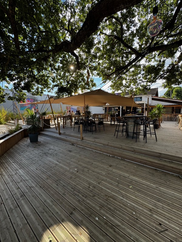 Où réserver pour 100 personnes dans un restaurant chill avec grande terrasse à Colomiers, proche de Toulouse