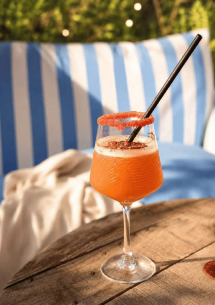 Verre de cocktail MILORD ideal afterwork colomiers orangé posé sur une table en terrasse et au soleil