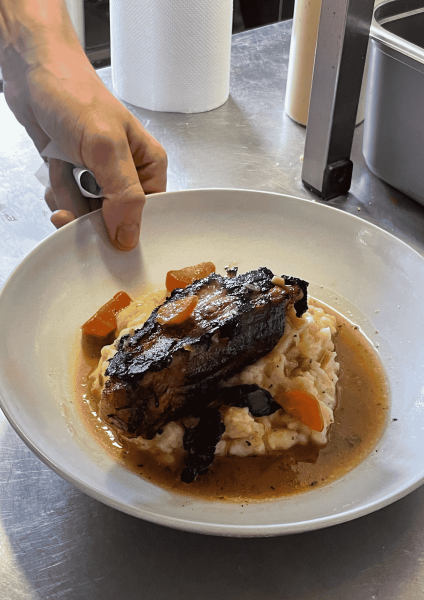 Risotto crémeux, viande marinée et légumes rôtis